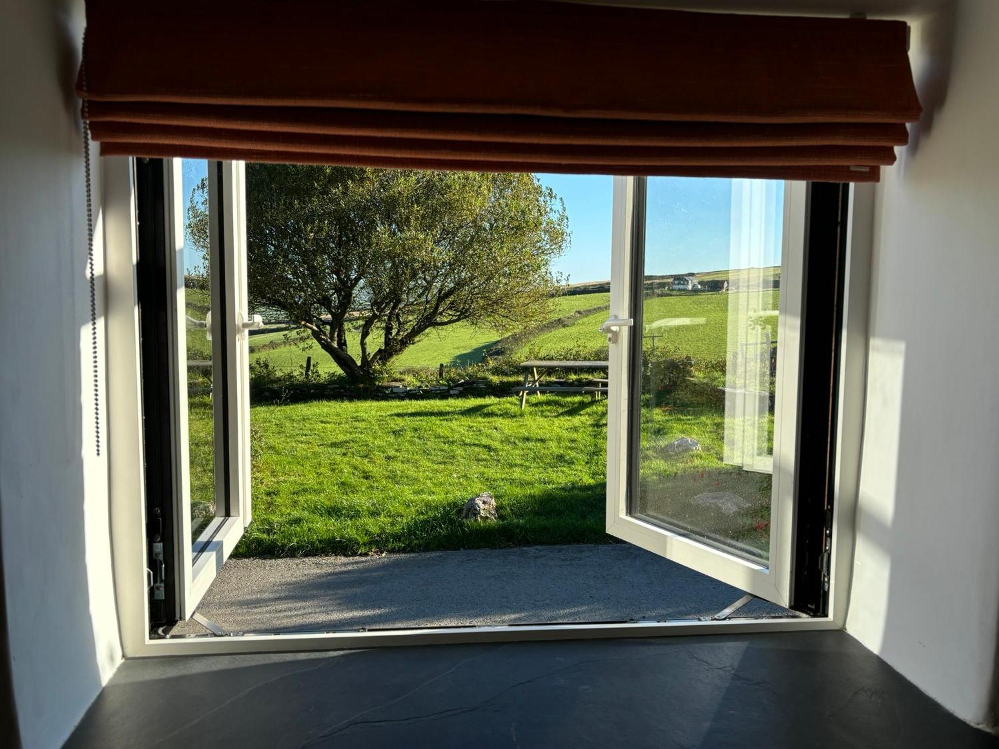 Polrunny Farm Seaberry Cottage With A Sea View And Log Burner Боскасл Экстерьер фото